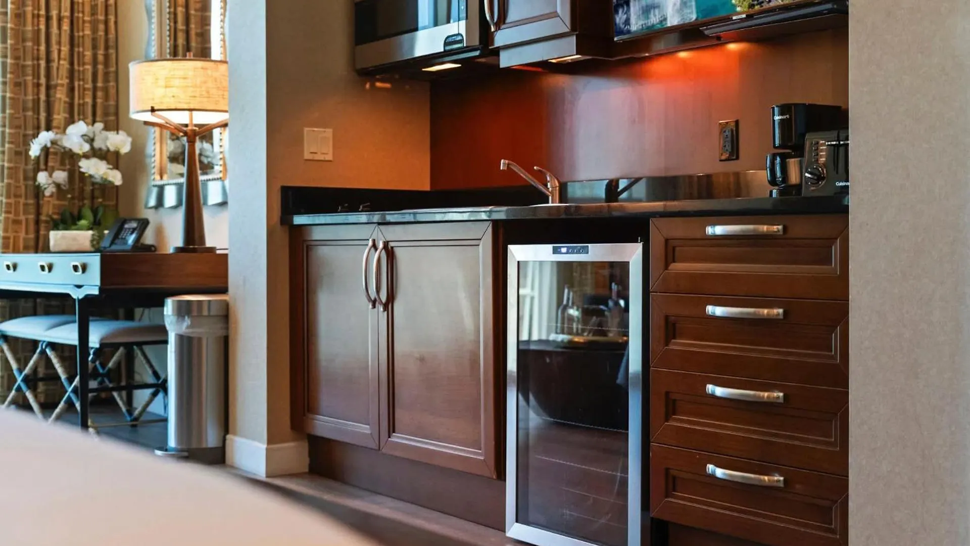 No Resort Fee Strip View Suites+ Free Valet + Pool لاس فيغاس بيت للعطل