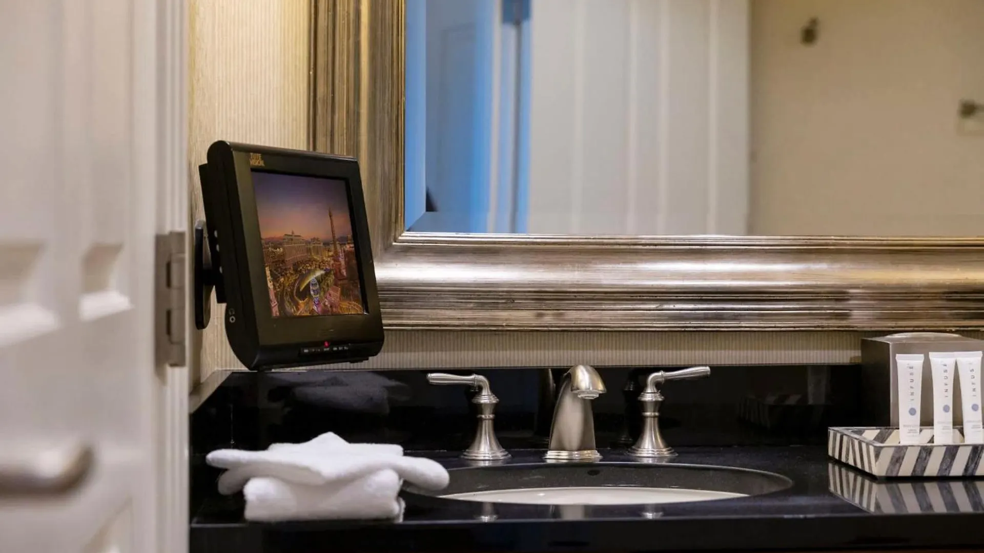 No Resort Fee Strip View Suites+ Free Valet + Pool لاس فيغاس
