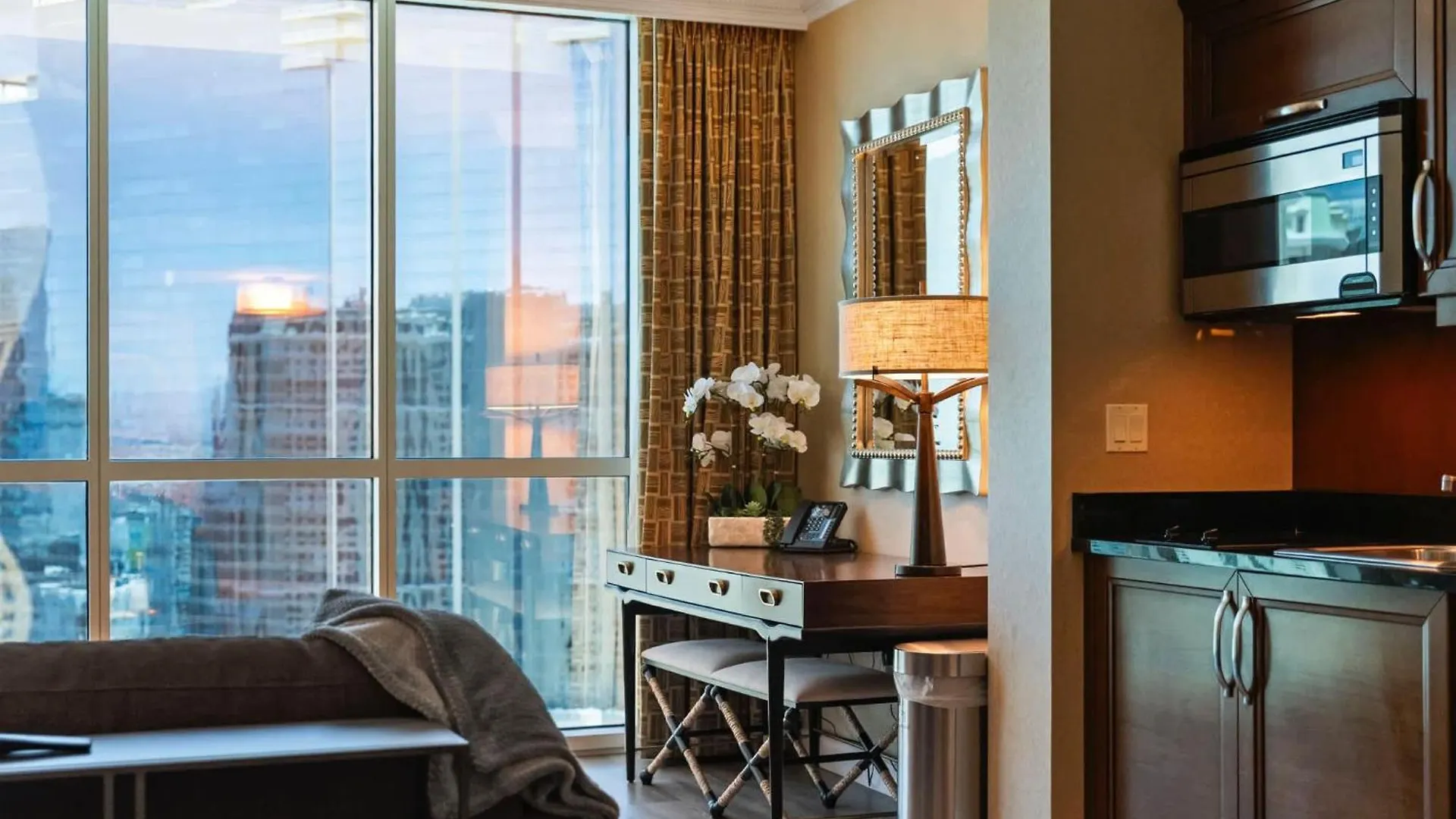 بيت للعطل No Resort Fee Strip View Suites+ Free Valet + Pool لاس فيغاس