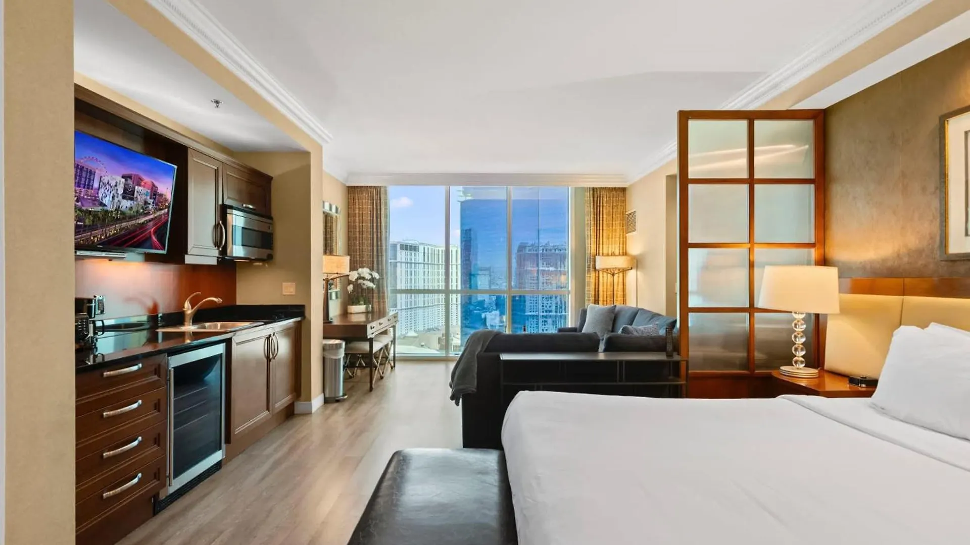 No Resort Fee Strip View Suites+ Free Valet + Pool لاس فيغاس بيت للعطل