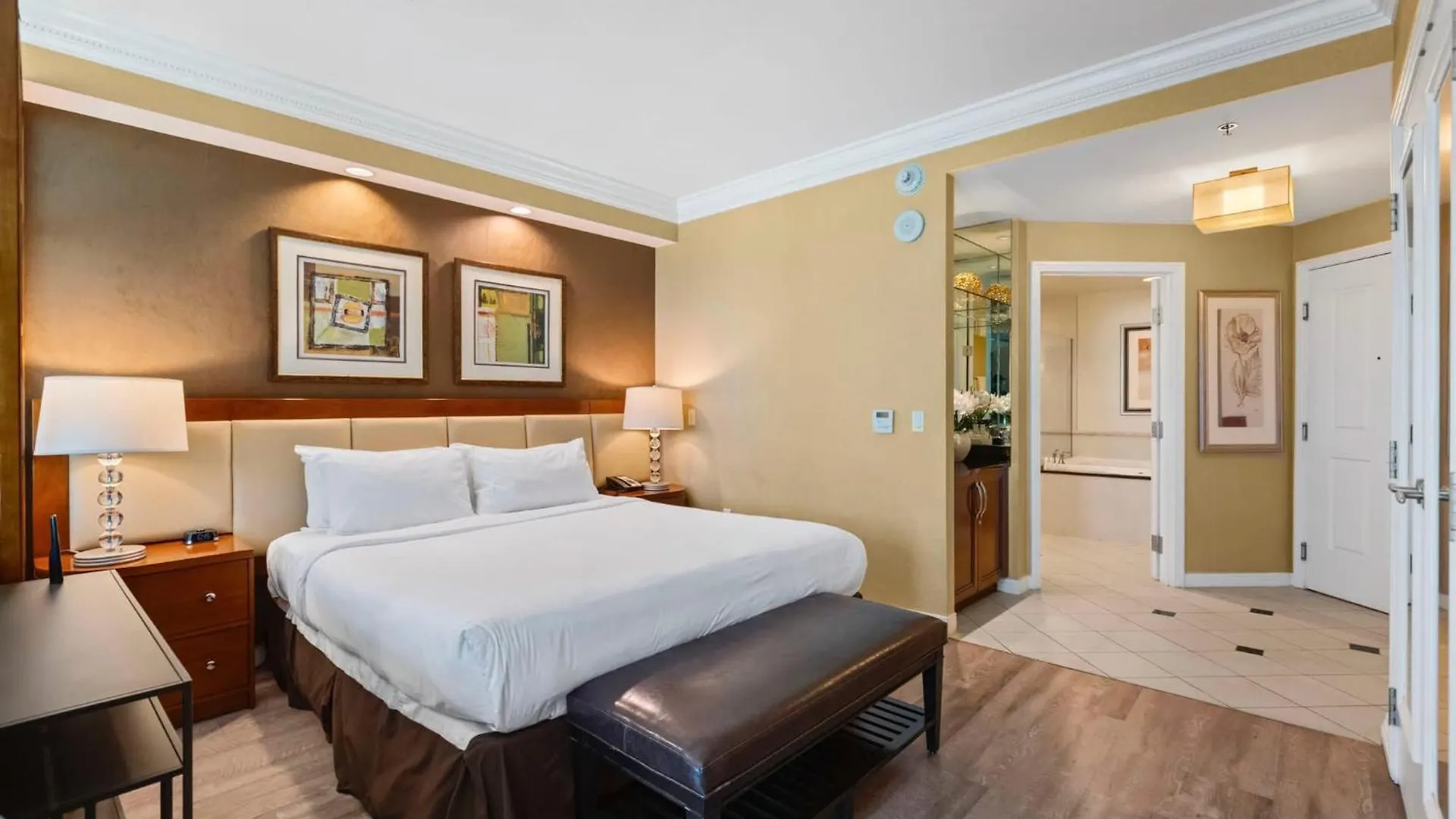 بيت للعطل No Resort Fee Strip View Suites+ Free Valet + Pool لاس فيغاس