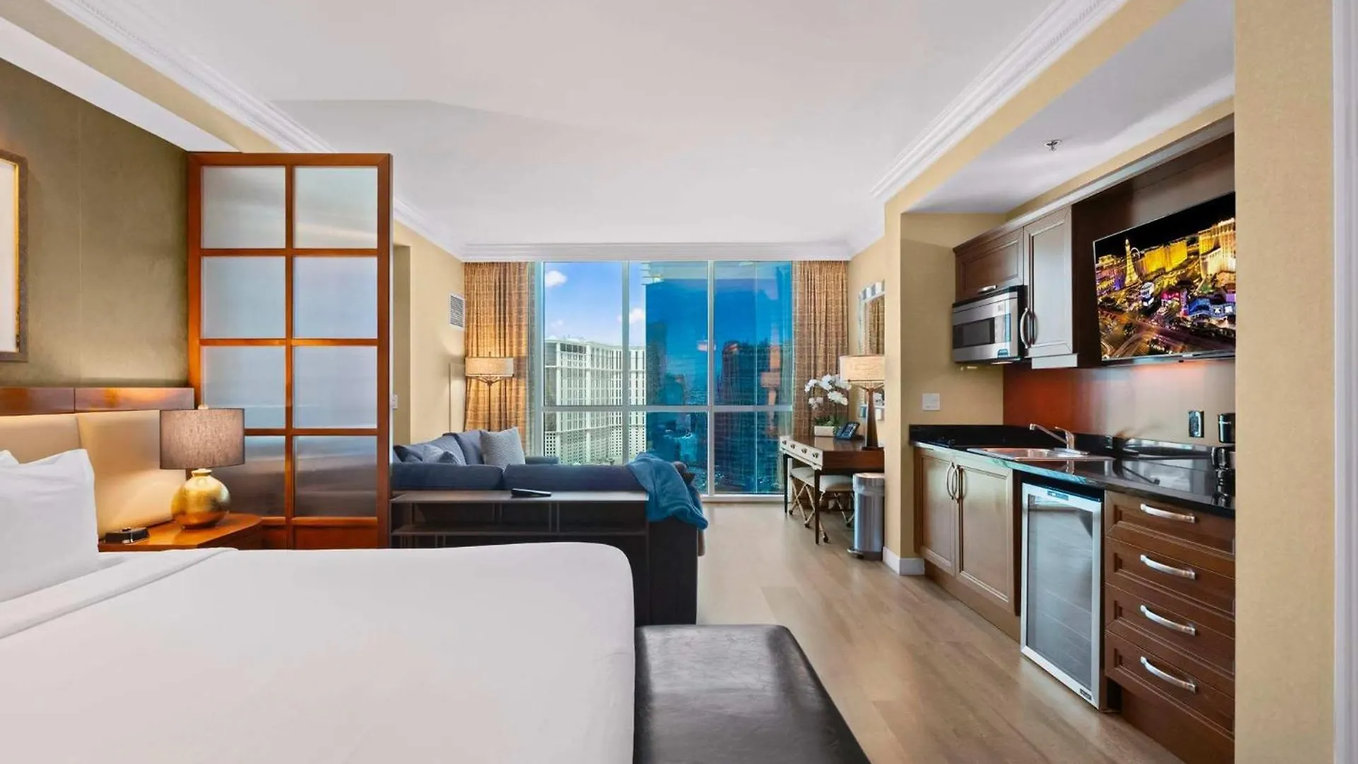 No Resort Fee Strip View Suites+ Free Valet + Pool لاس فيغاس